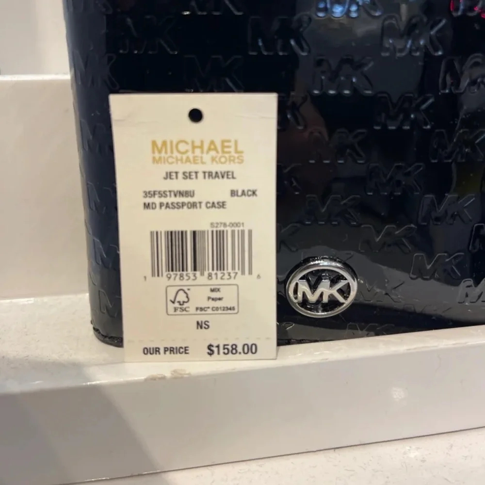 Michael Kors Jet Set Travel Md Sign Patent Logo Debossed Passport Case Black